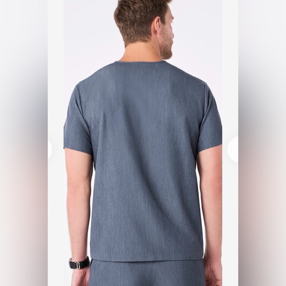 FIGS Men’s Heather Denim Leon Three Pocket Scrub Top SIZE LARGE - Picture 4 of 10